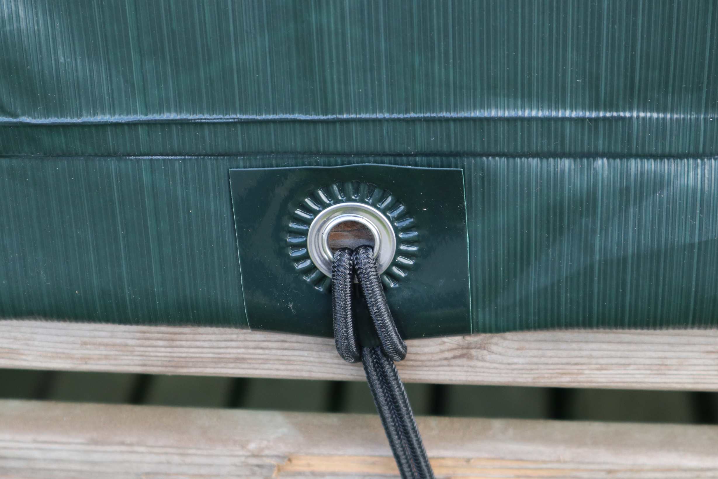 Detail van ultrasoon gelast oog met RVS ring – stevige bevestiging van Xstrong Pro 200 afdekzeil voor aardappelkisten