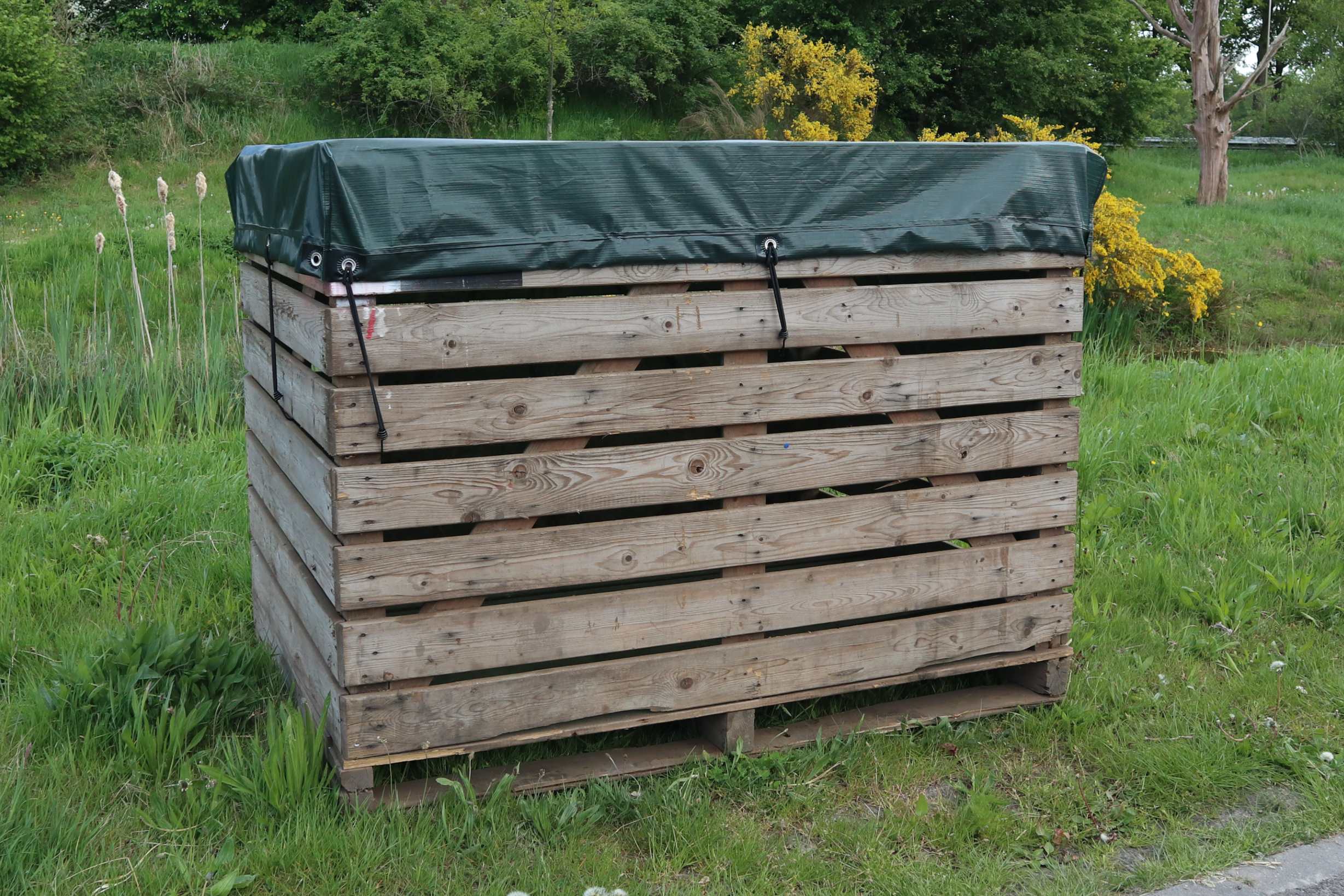 Afdekzeil voor aardappelkist – Xstrong Pro 200 hoes in gebruik op houten kuubskist voor buitenopslag