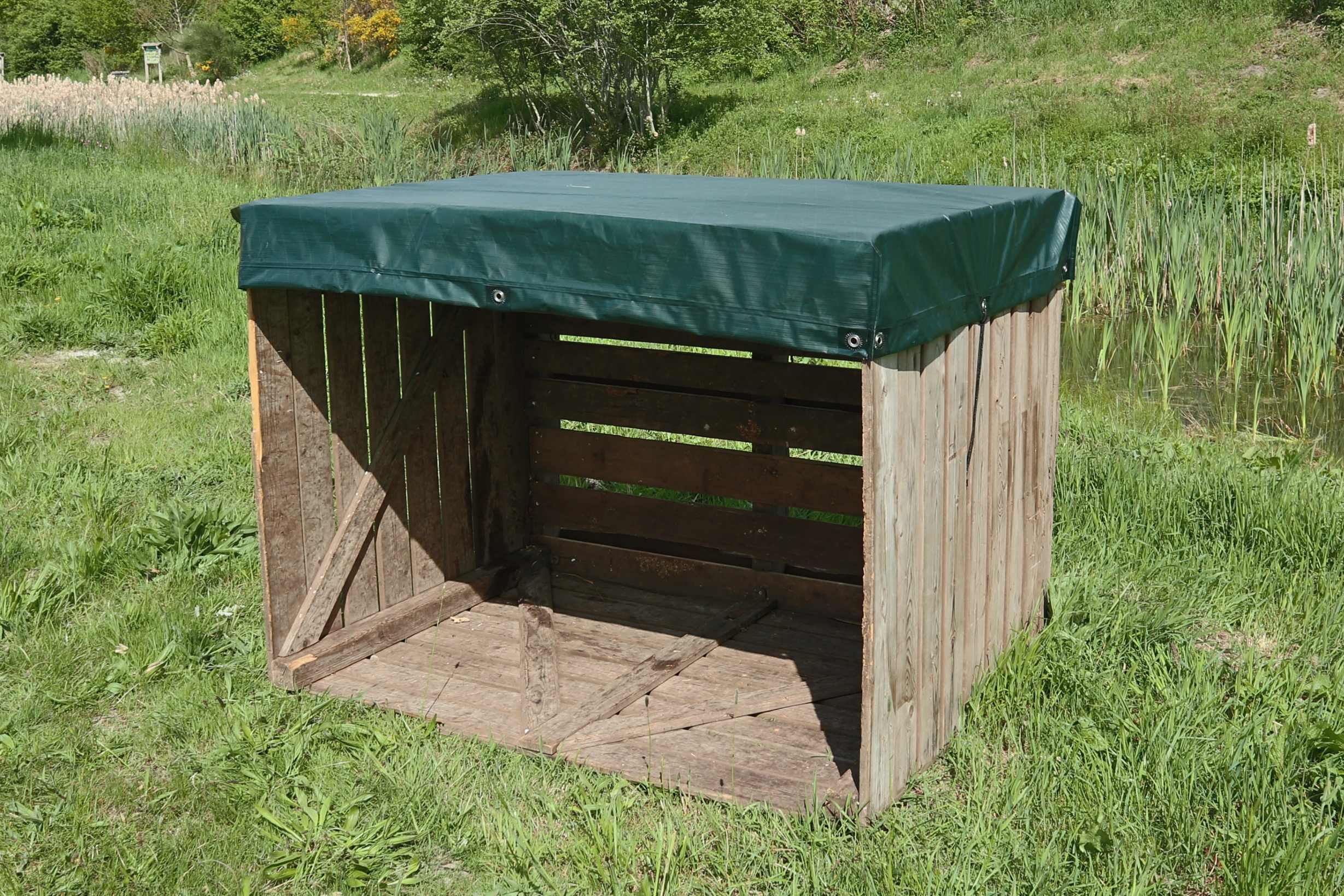 Xstrong Pro 200 afdekhoes 120x160 cm op houten aardappelkist – stevig zeil voor buitenopslag, UV-bestendig en waterdicht
