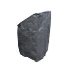 Zijaanzicht van waterdichte hoes over 4–6 stapelbare tuinstoelen