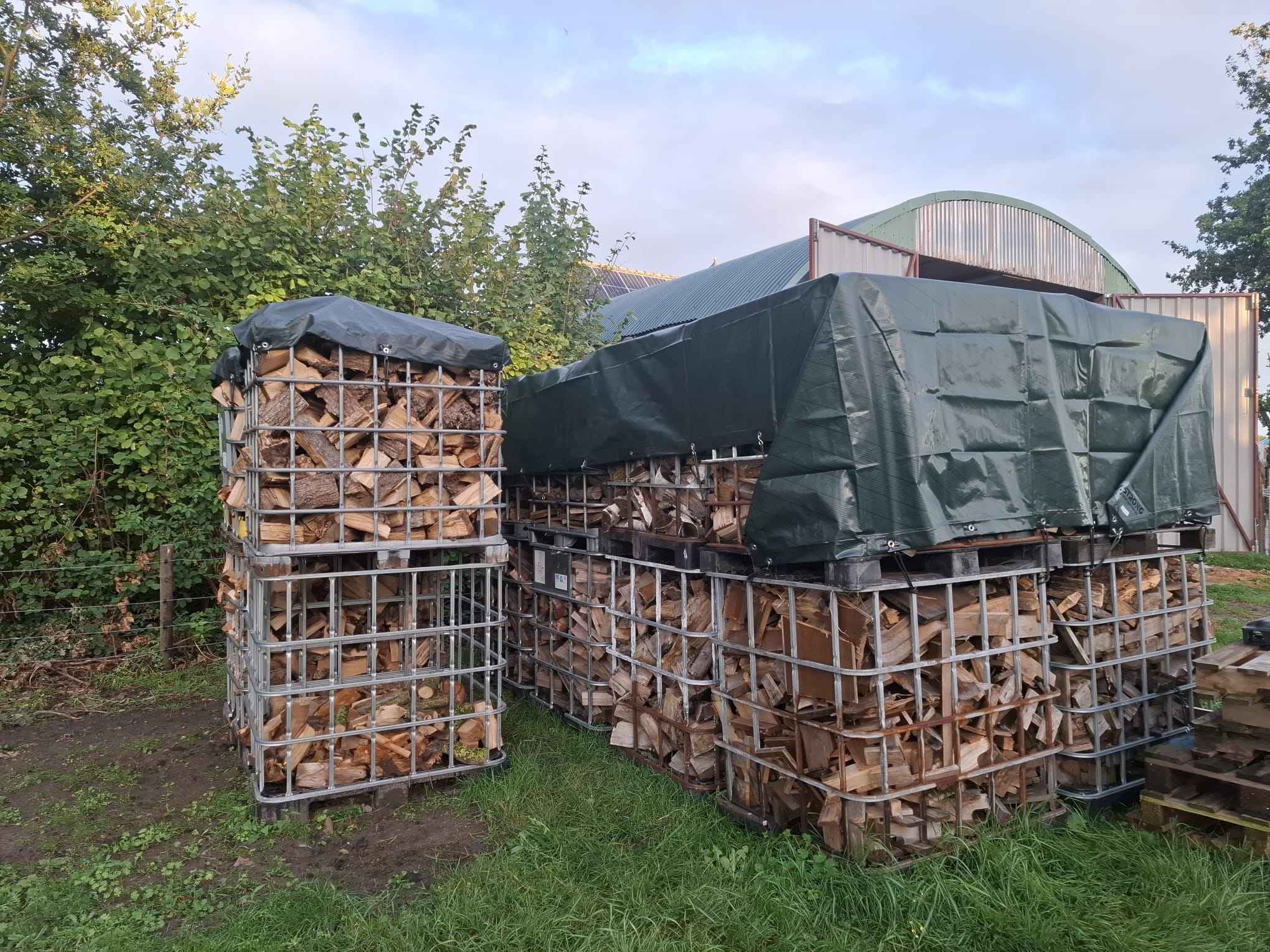 Brandhout in IBC containers afgedekt met Xstrong afdekzeilen