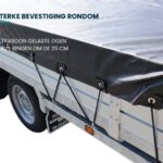 Xstrong Pro 300 aanhanger afdekzeil met ultrasoon gelaste ogen, RVS ringen om de 25 cm en elastisch koord voor sterke bevestiging rondom.