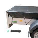 Aanhanger afdekken met zwart Xstrong Pro 300 afdekzeil, schuin achteraanzicht met elastisch koord en stevige bevestiging rondom kleine trailer
