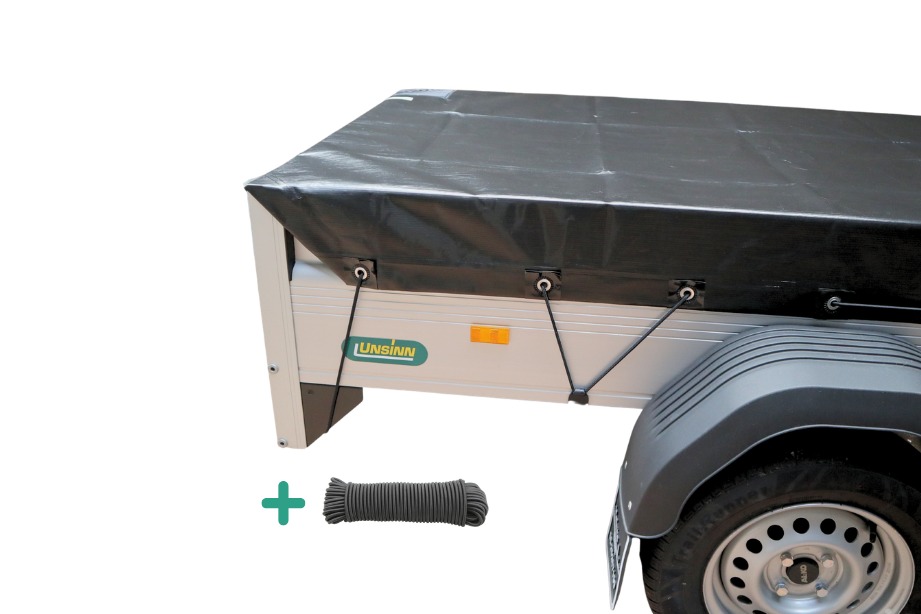 Aanhanger afdekken met zwart Xstrong Pro 300 afdekzeil, schuin achteraanzicht met elastisch koord en stevige bevestiging rondom kleine trailer